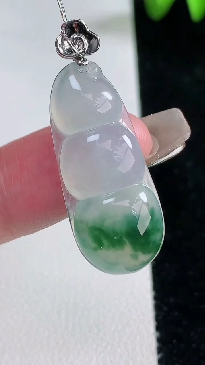 天然A货翡翠种飘花福豆吊坠，尺寸30.5-13.3-5，重量:4.24g
3月12日
