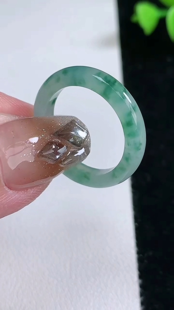 天然A货翡翠冰种飘花指环 戒指，尺寸18.4-4-3，重量:2.65g2026年3月12日
工厂直销收藏佳品,种好水足，色泽均匀，有种有色，上手高大气！