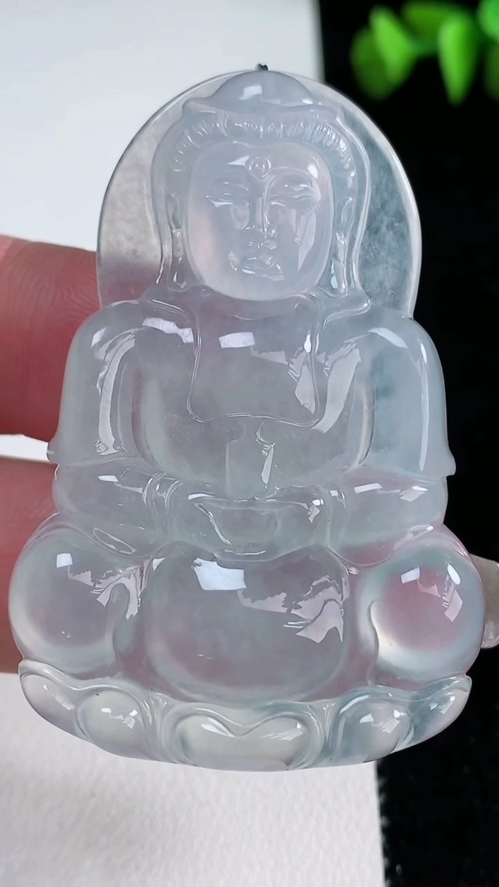 天然A货翡翠种白冰正装观音菩萨吊坠，尺寸54.7-36.5-5.5，重量:20.60g
3月12日
