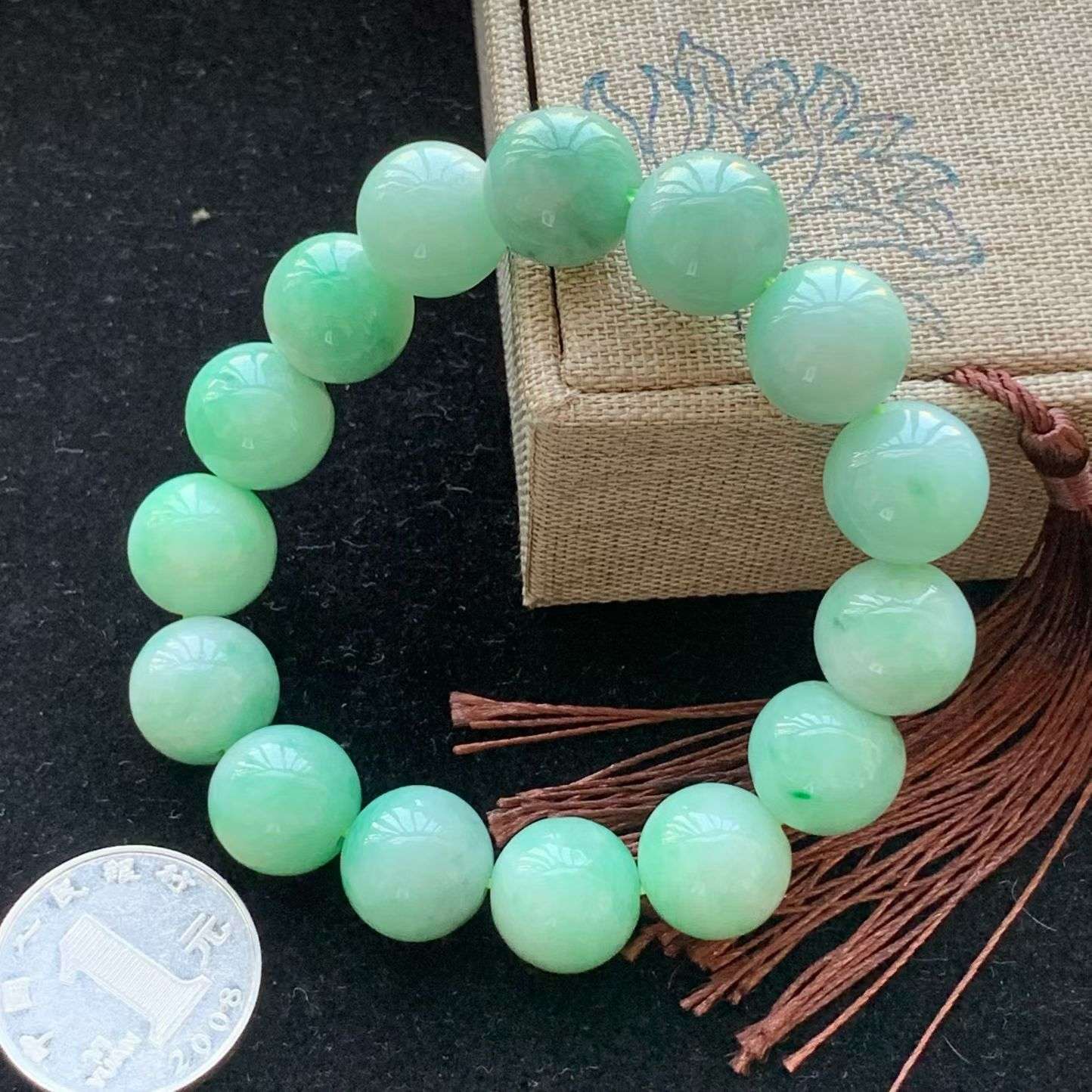A货天然翡翠冰糯种满绿手串14颗重量71.59
3月12日