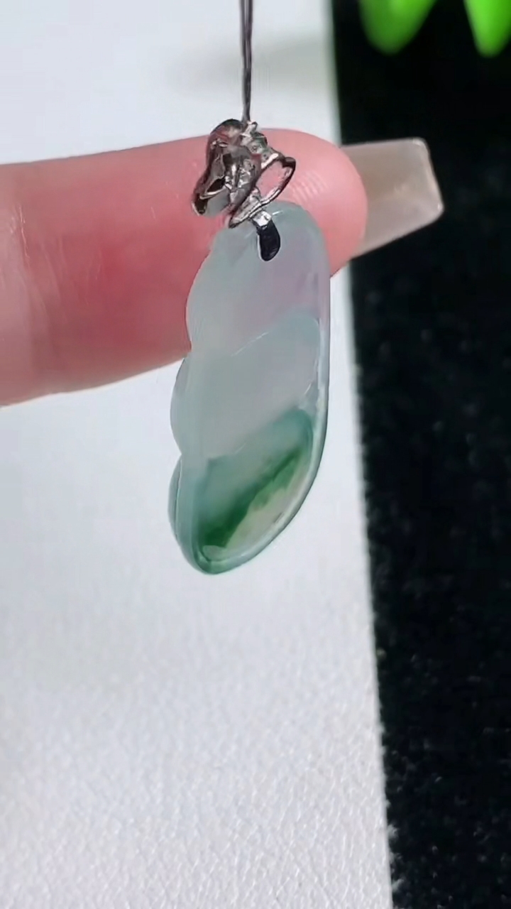 天然A货翡翠种飘花福豆吊坠，尺寸30.5-13.3-5，重量:4.24g
3月12日