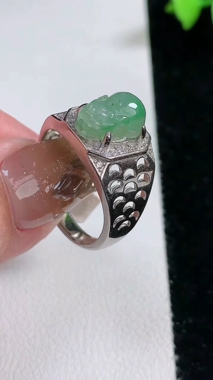 天然A货翡翠金蟾戒指，尺寸12-8.3，重量:4.63g2026年3月12日
工厂直销收藏佳品,种好水足，色泽均匀，有种有色，上手高大气！