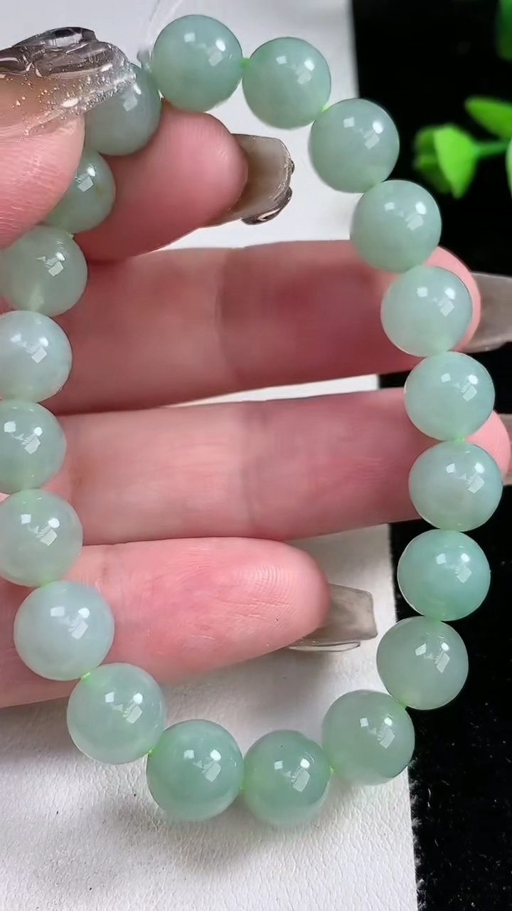 天然A货翡翠圆珠手串，尺寸9.2，重量:27.63g3月12日
工厂直销收藏佳品,种好水足，色泽均匀，有种有色，上手高大气！