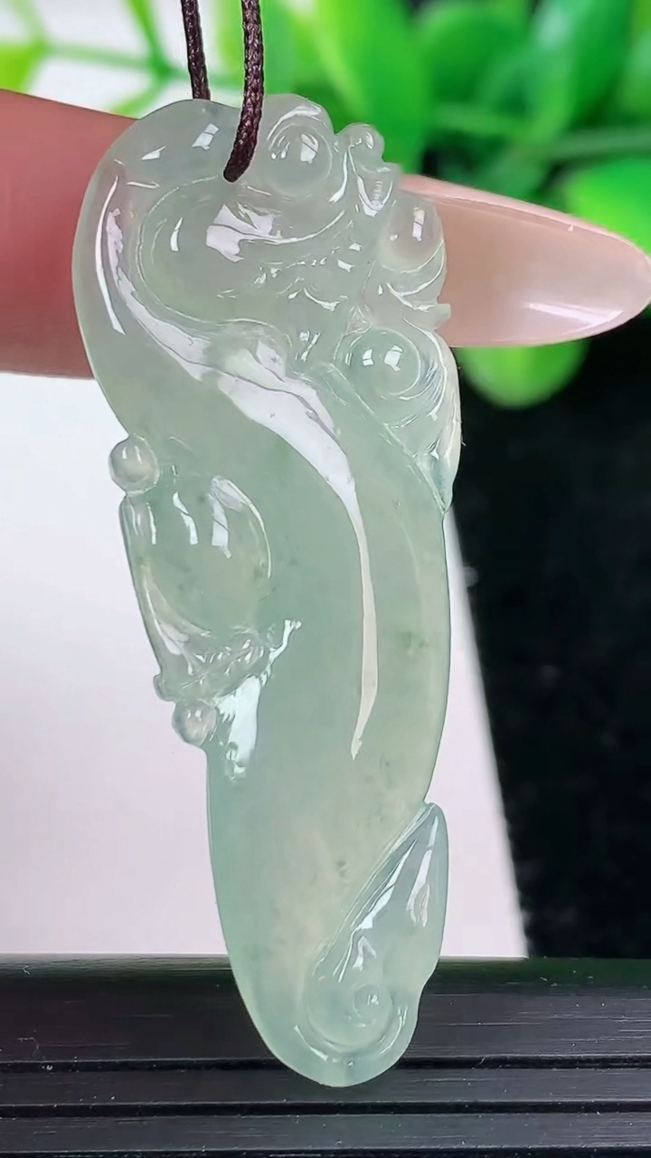 天然A货翡翠冰种飘花龙牌吊坠尺寸46.3-17.7-3.2重量:5.54g
3月12日