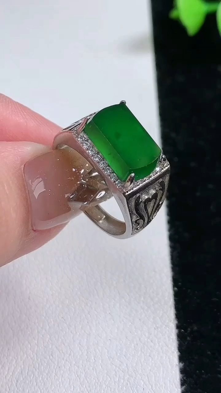 天然A货翡翠马鞍戒指，尺寸12.6-8，重量:4.77g2026年3月12日
工厂直销收藏佳品,种好