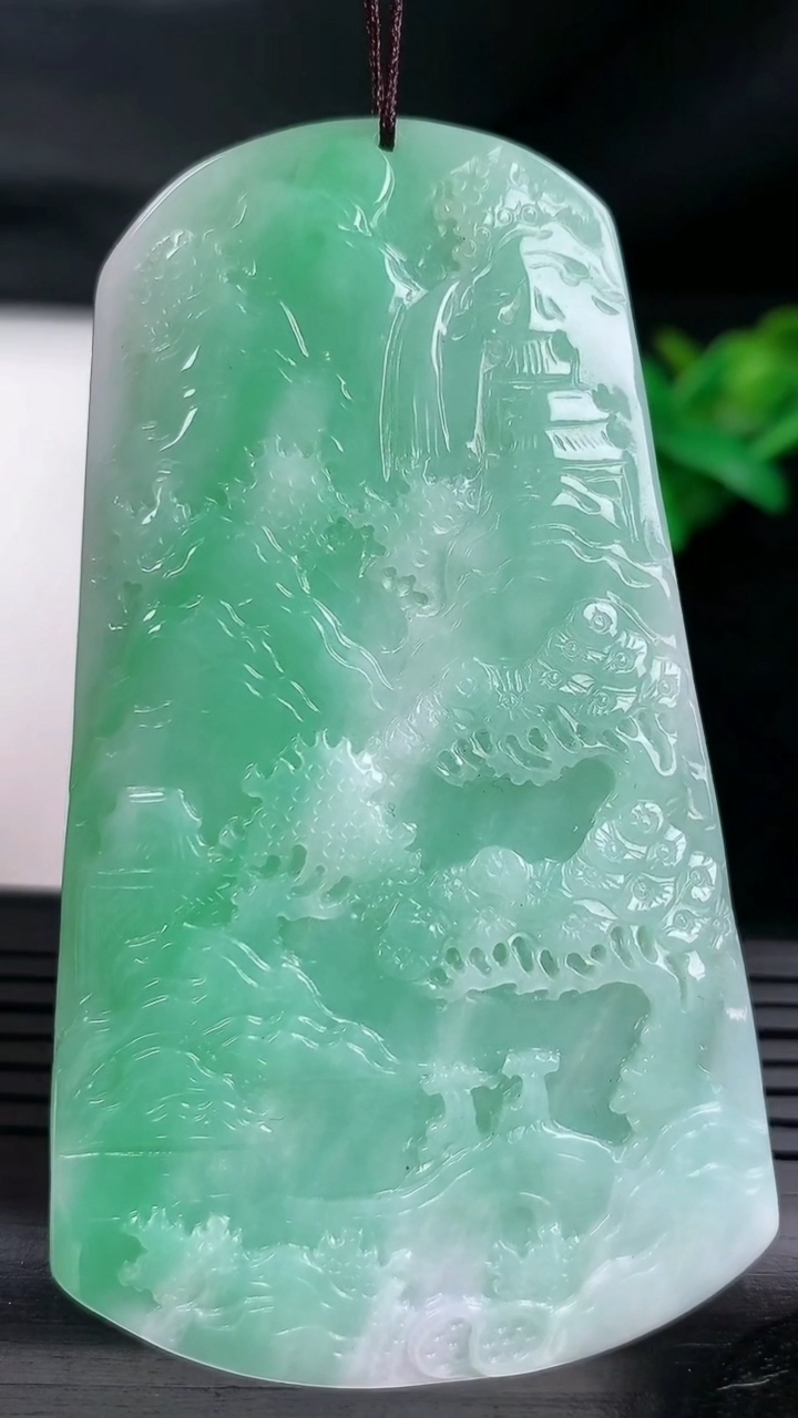 天然A货翡翠山水牌吊坠尺寸78.6-45.4-5.1重量:43.39g
3月12日