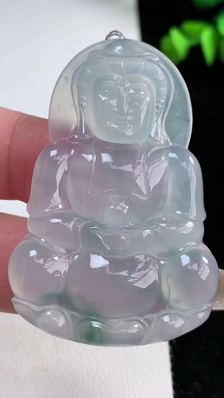 天然A货翡翠种飘花正装观音菩萨吊坠，尺寸53.8-36.8-5.4，重量:18.74g
3月12日