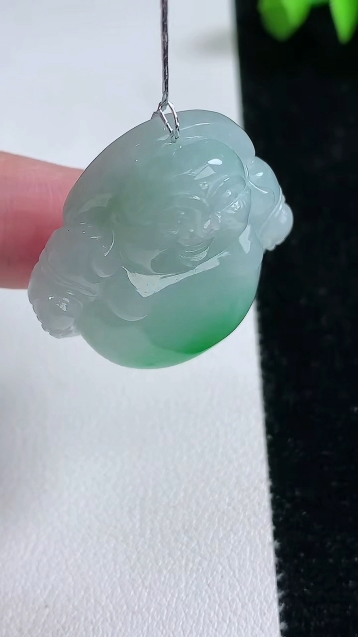天然A货翡翠佛公吊坠，尺寸31.8-31.5-11.8，重量:20.90g
3月12日