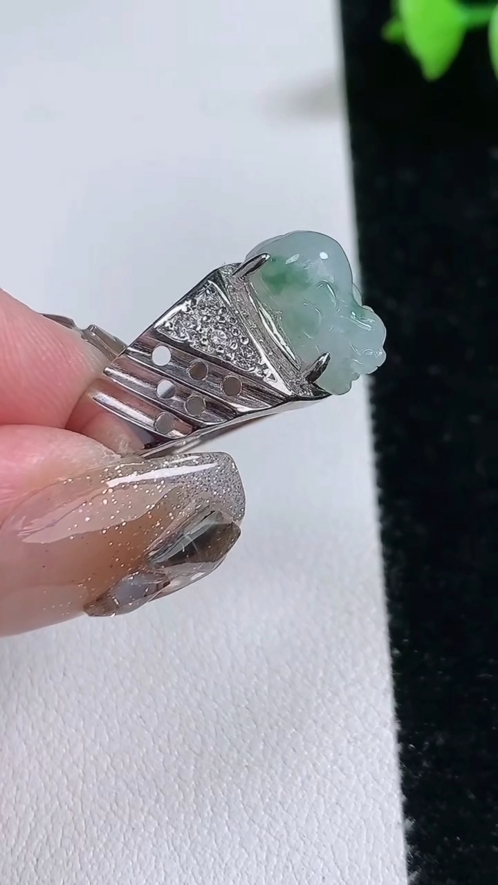 天然A货翡翠925银飘花金蟾戒指，尺寸12.2-8.3，重量:6.03g2026年3月12日
工厂直销收藏佳品,种好水足，色泽均匀，有种有色，上手高大气！