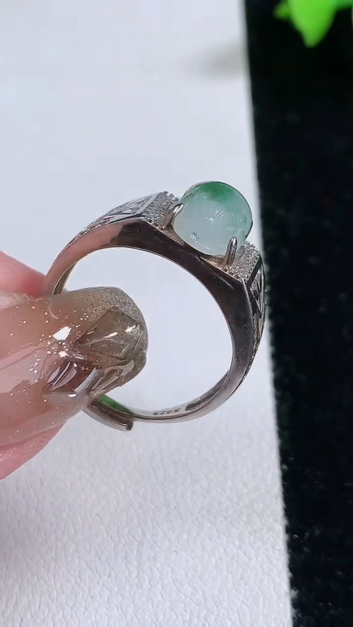 天然A货翡翠925银金蟾戒指，尺寸12-7.5，重量:4.99g2026年3月12日
工厂直销收藏佳品,种好水足，色泽均匀，有种有色，上手高大气！