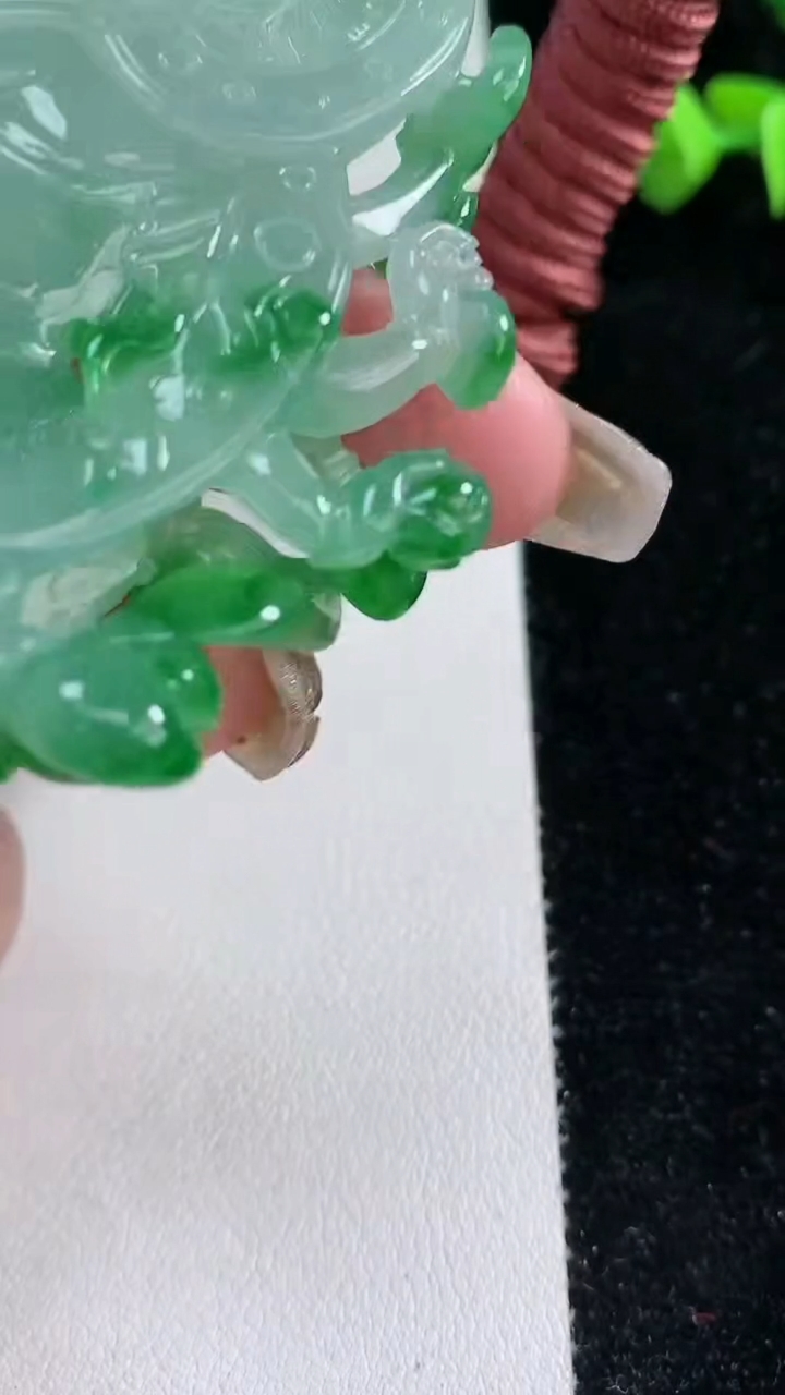 天然A货翡翠千手观音菩萨吊坠，尺寸75.5-54-11.5，重量:66.25g
3月12日