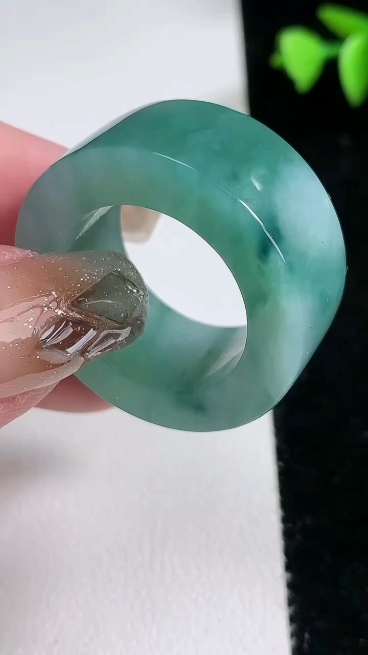 天然A货翡翠飘花方形指环 扳指 戒指，尺寸21.4-12.7-5.8，重量:21.27g2026年3