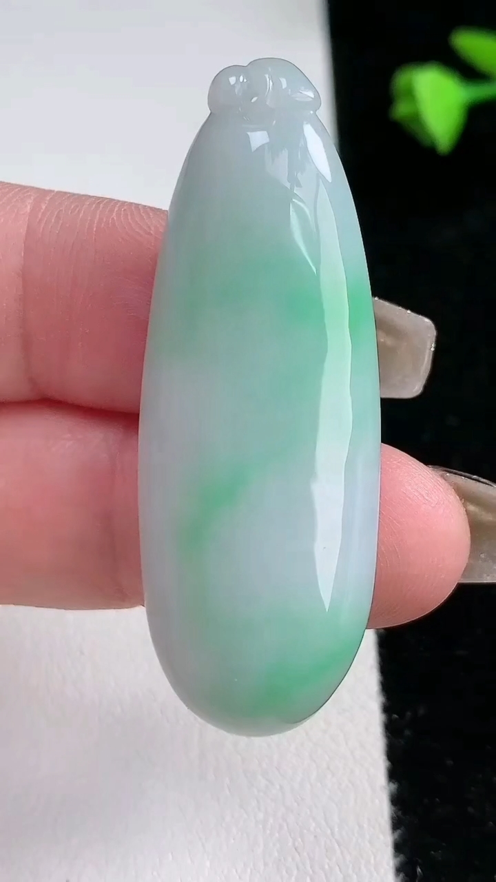 天然A货翡翠福瓜吊坠，尺寸48.4-18-9，重量:14.52g
3月12日