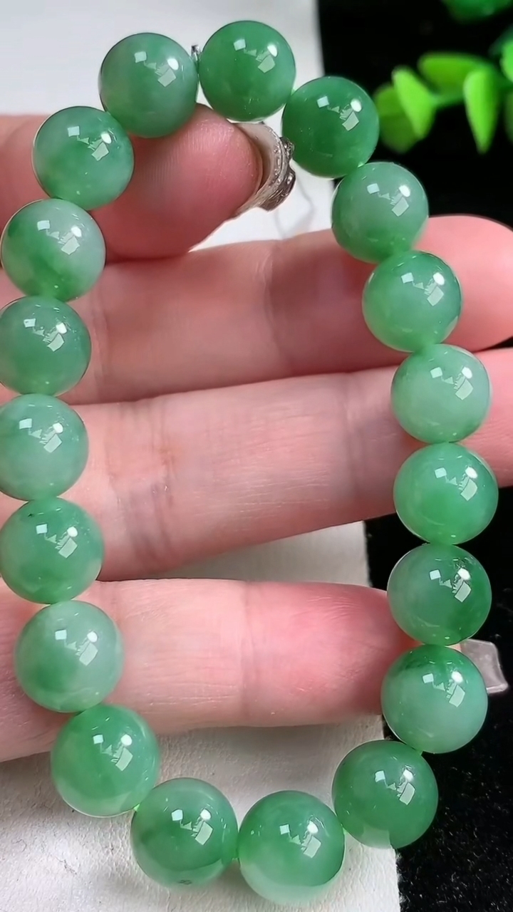 天然A货翡翠圆珠手串，尺寸9.6，重量:32.55g3月12日
工厂直销收藏佳品,种好水足，色泽均匀，有种有色，上手高大气！