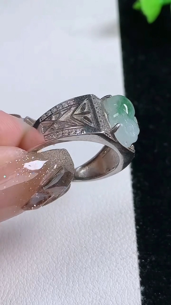 天然A货翡翠925银金蟾戒指，尺寸12-7.5，重量:4.99g2026年3月12日
工厂直销收藏佳品,种好水足，色泽均匀，有种有色，上手高大气！