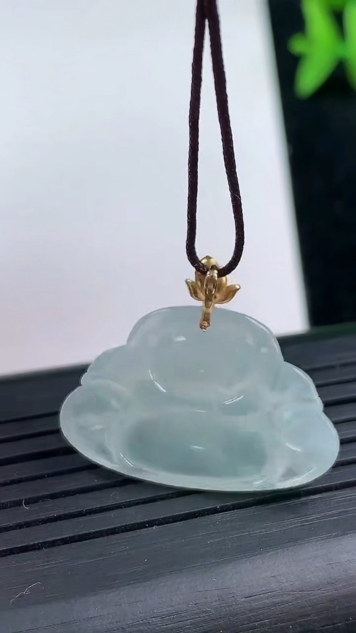 天然A货翡翠佛公吊坠尺寸17-26-3.6重量:2.78g
3月13日