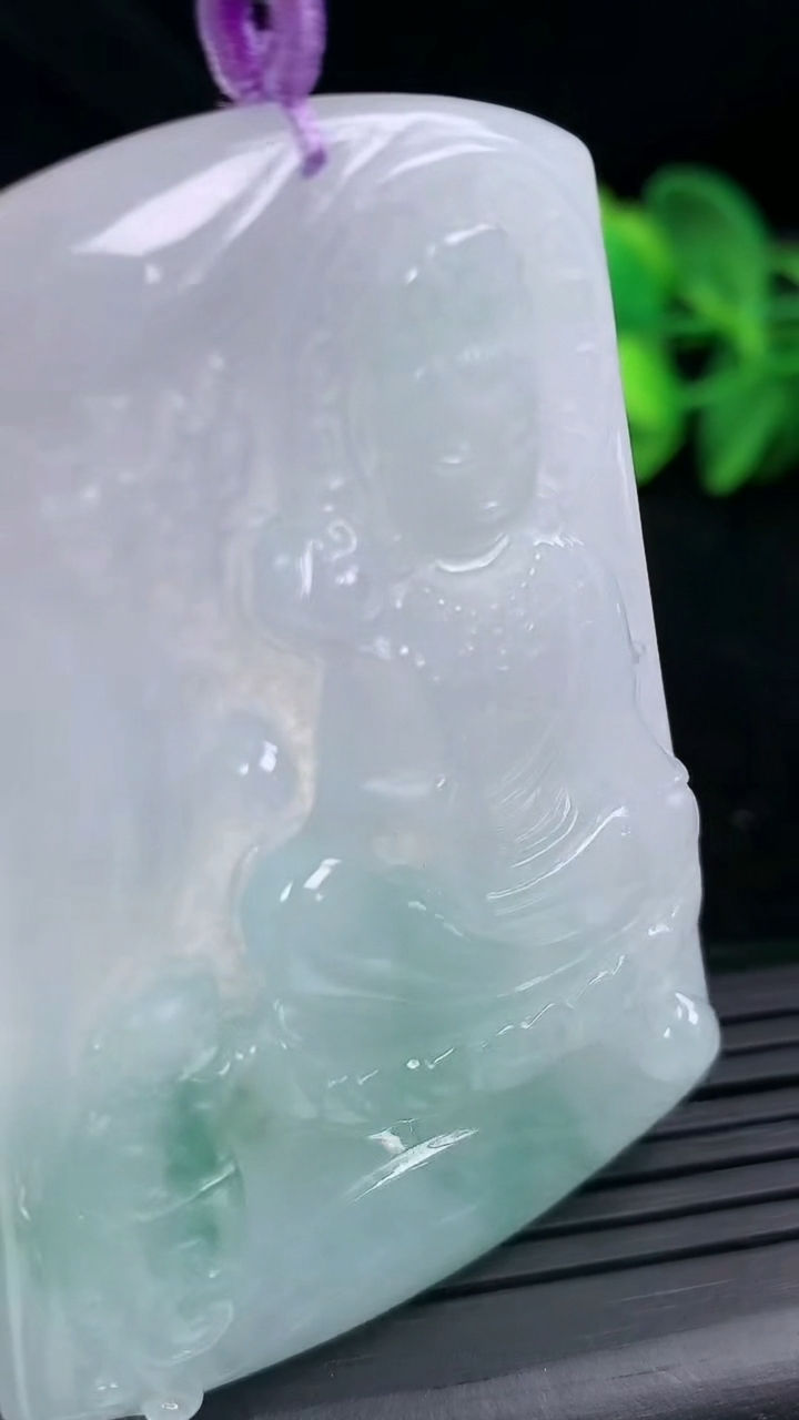 天然A货翡翠文殊菩萨吊坠尺寸61.6-44.8-5.3重量:30.45g
3月13日