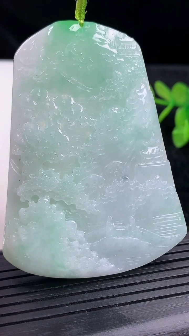 天然A货翡翠山水牌吊坠尺寸65.8-48.7-5.7重量:40.24g
3月13日