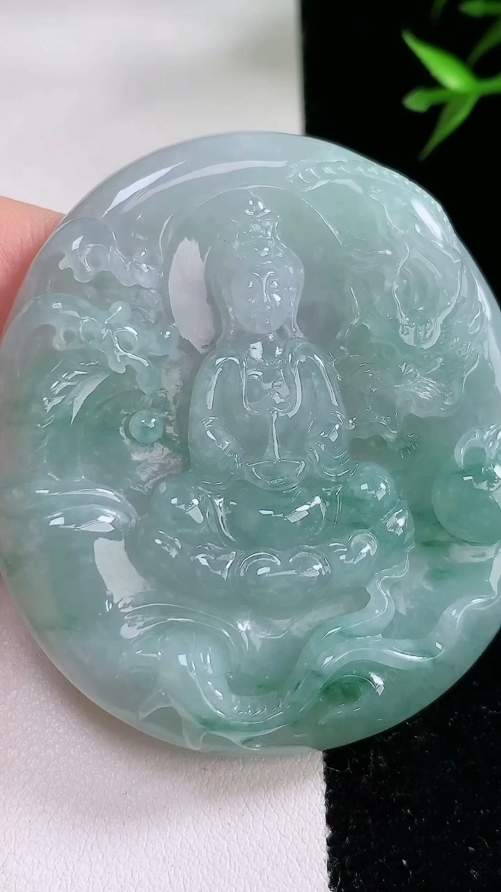 天然A货翡翠祥龙观音菩萨吊坠，尺寸56.7-50-7.6，重:41.48g
3月13日