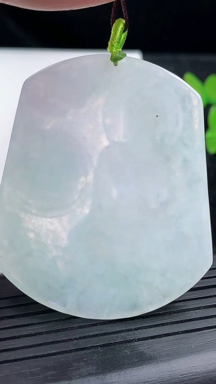 天然A货翡翠大日如来吊坠尺寸55.5-47.4-5.3重量:26.74g
3月13日