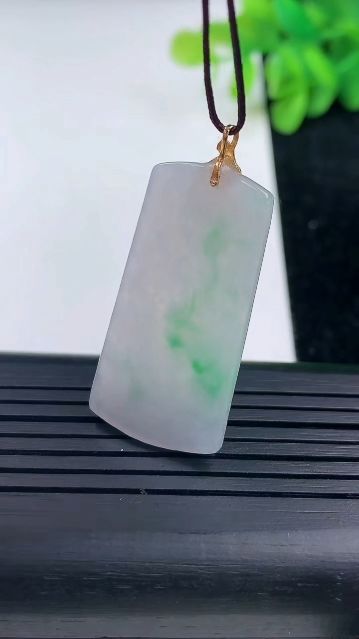 天然A货翡翠无事牌吊坠尺寸33.8-17.4-2重量:4.28g
3月13日