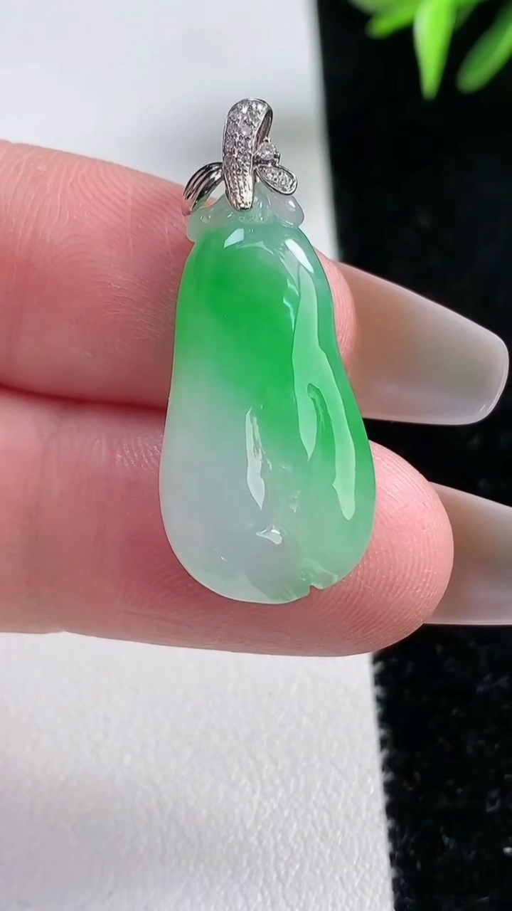 天然A货翡翠福瓜吊坠，尺寸26-13-5.5，重量:4.10g
3月13日