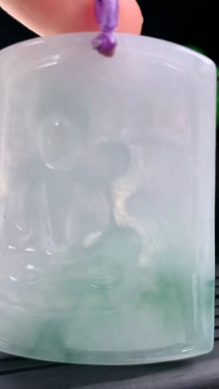 天然A货翡翠文殊菩萨吊坠尺寸61.6-44.8-5.3重量:30.45g
3月13日