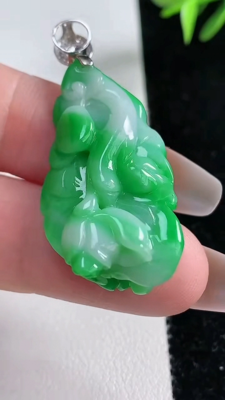 天然A货翡翠白菜吊坠，尺寸36.3-20.3-10，重量:10.27g
3月13日