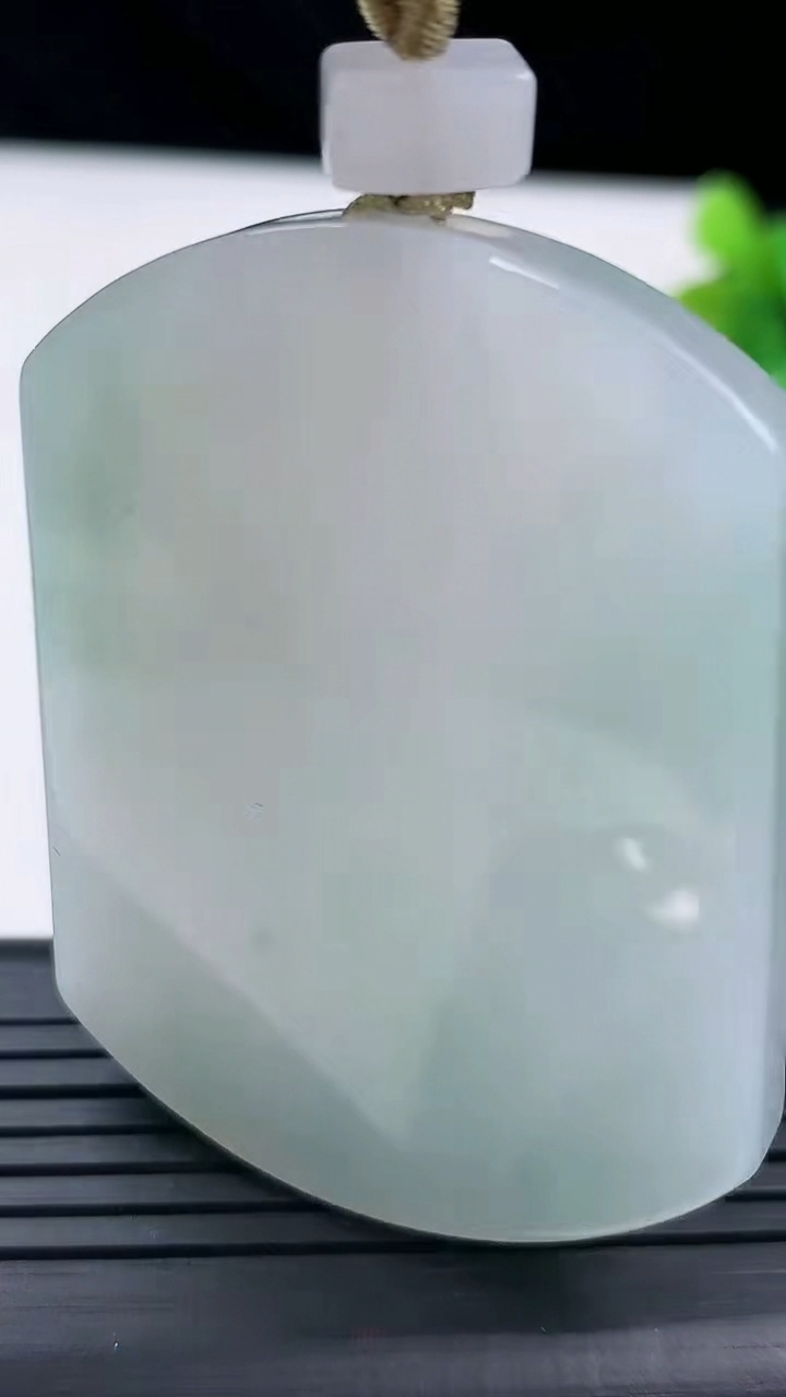 天然A货翡翠无事牌吊坠尺寸52.6-40.7-5.7重量:37.80g
3月13日