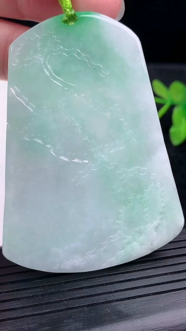 天然A货翡翠山水牌吊坠尺寸65.8-48.7-5.7重量:40.24g
3月13日