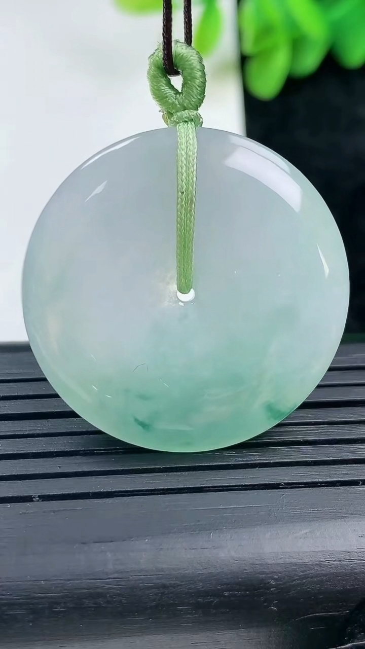 天然A货翡翠飘花平安扣吊坠尺寸32.3-5.1重量:11.78g
3月13日