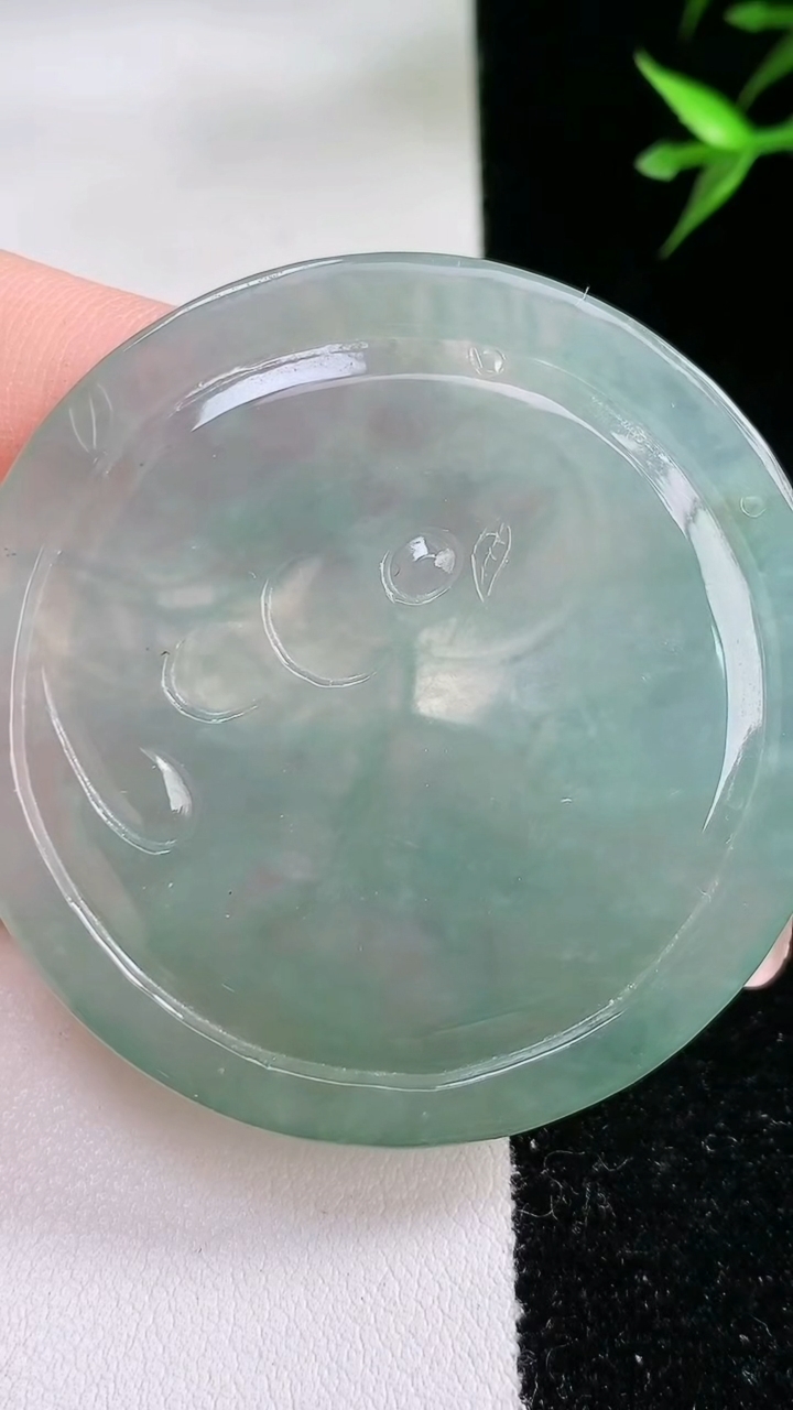 天然A货翡翠一念之间吊坠，尺寸50-4.8，重:23.95g
3月13日