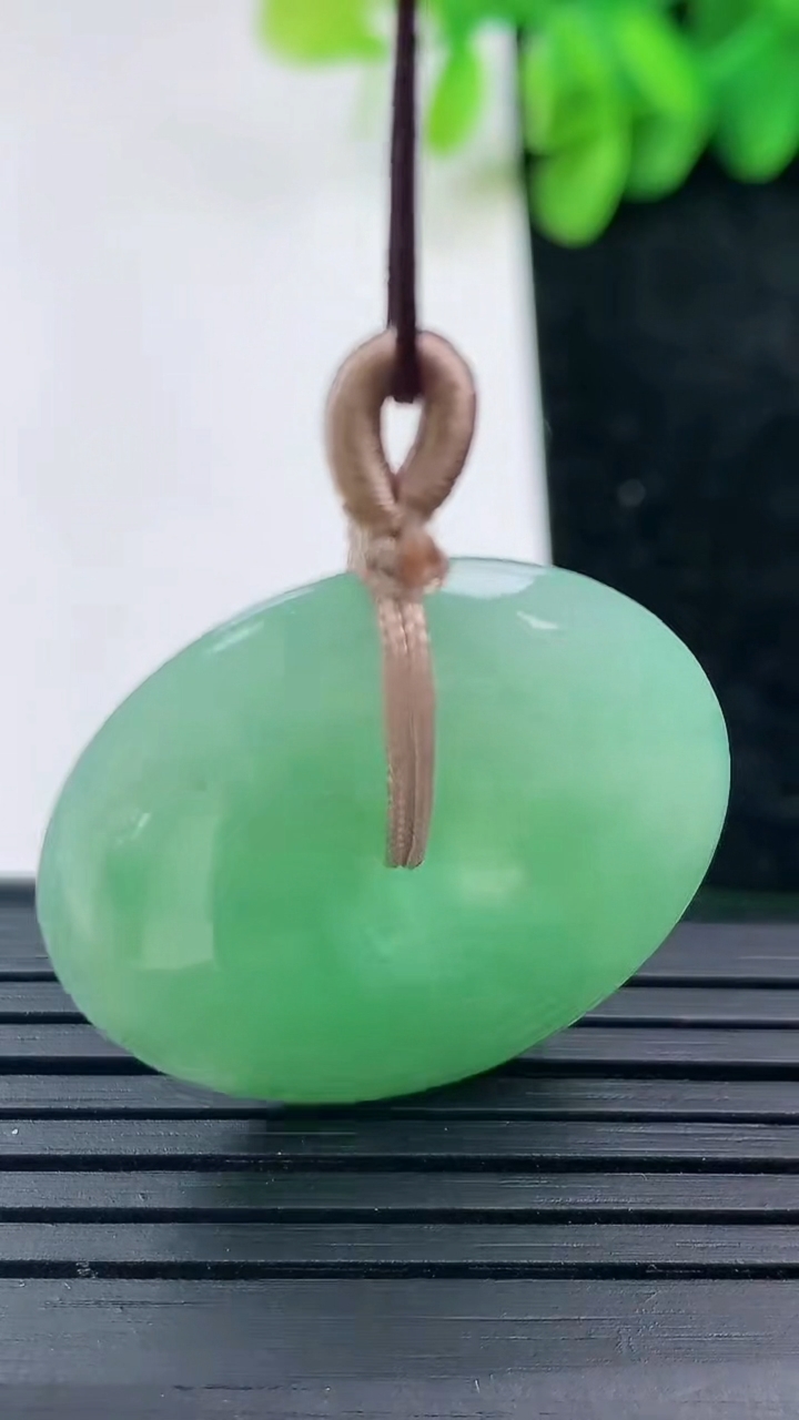 天然A货翡翠平安扣吊坠尺寸29.4-5.6重量:10.95g
3月13日