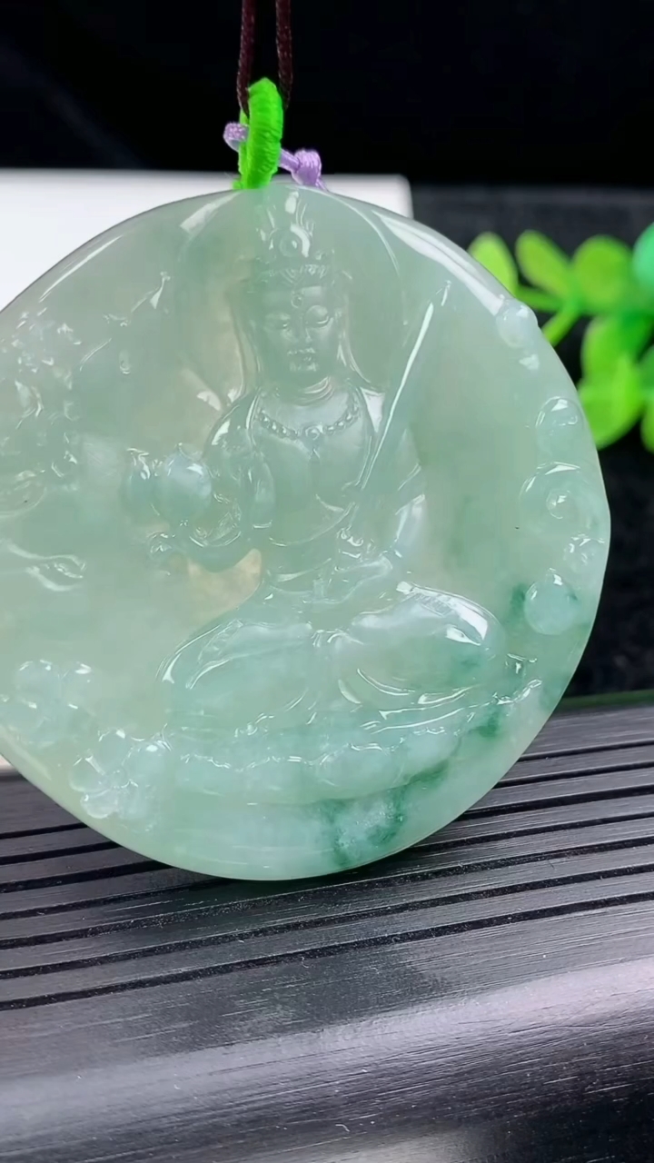 天然A货翡翠飘花虚空藏菩萨吊坠尺寸53.8-5.4重量:37.73g
3月13日