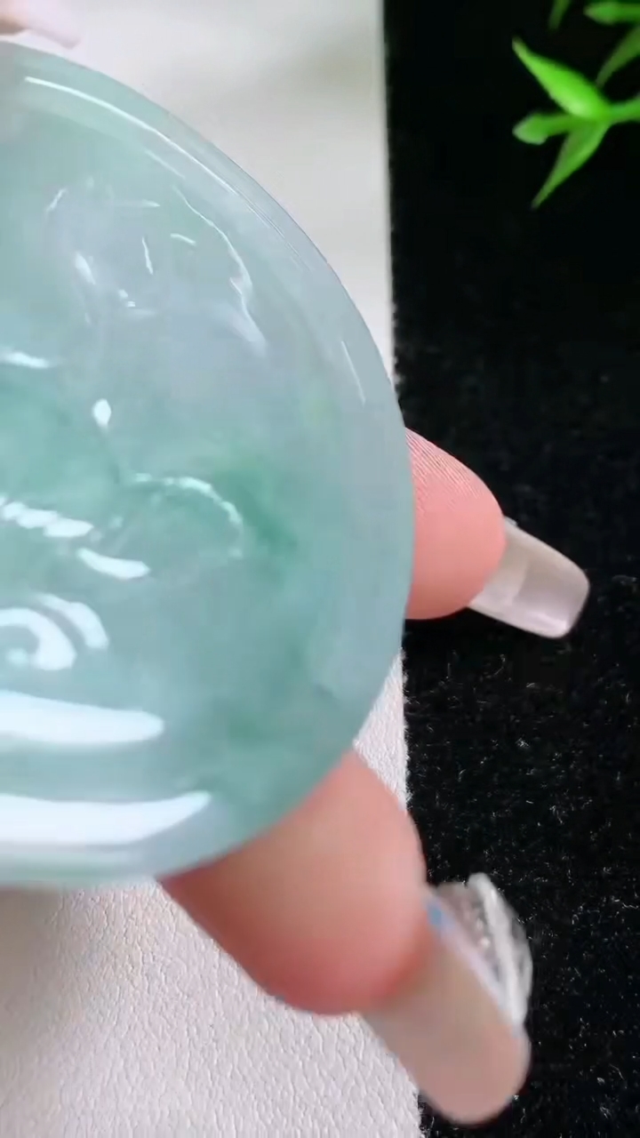 天然A货翡翠祥龙观音菩萨吊坠，尺寸56.7-50-7.6，重:41.48g
3月13日