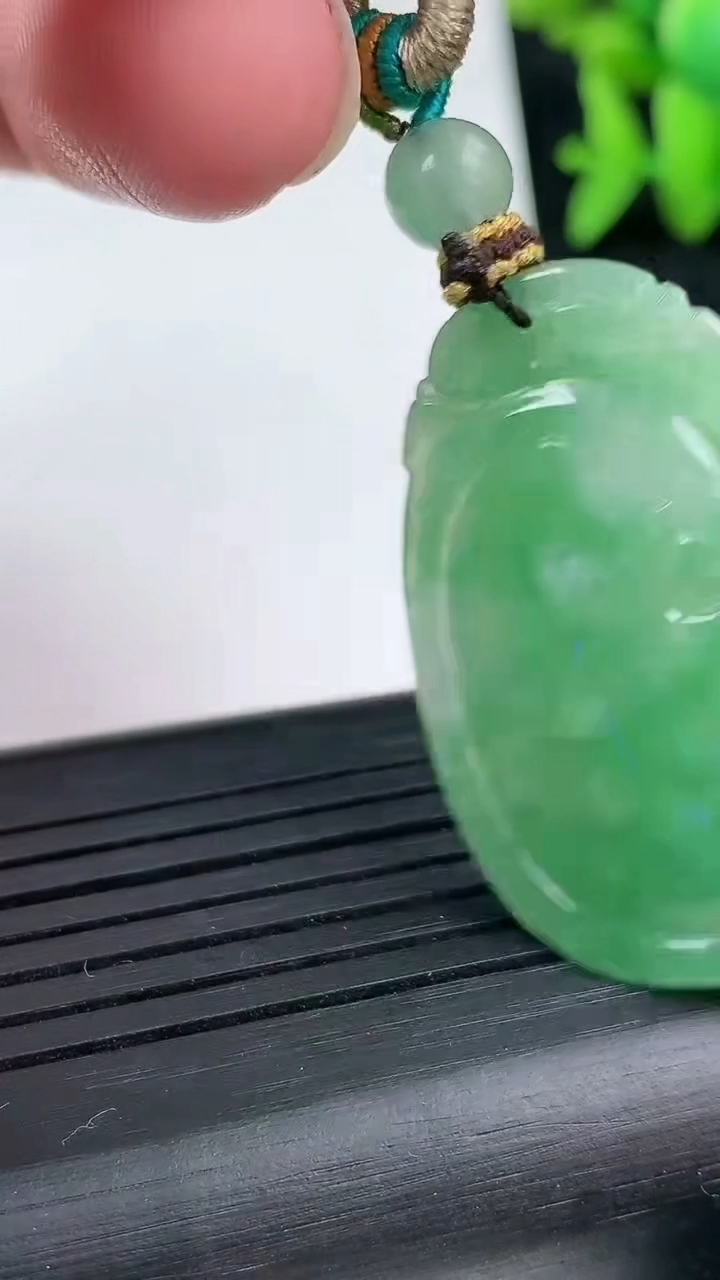 天然A货翡翠如意吊坠尺寸36.2-24.2-4.7重量:10.45g
3月13日