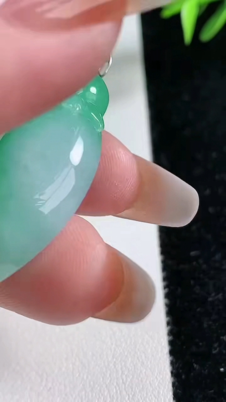 天然A货翡翠福瓜吊坠，尺寸38.8-19.21-10.6，重量:15.15
3月13日