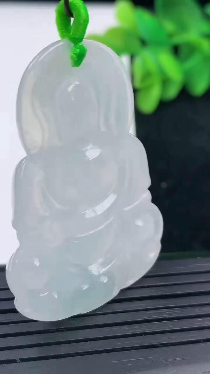 天然A货翡翠飘花观音菩萨吊坠尺寸47.9-33-5.7重量:14.55g
3月13日