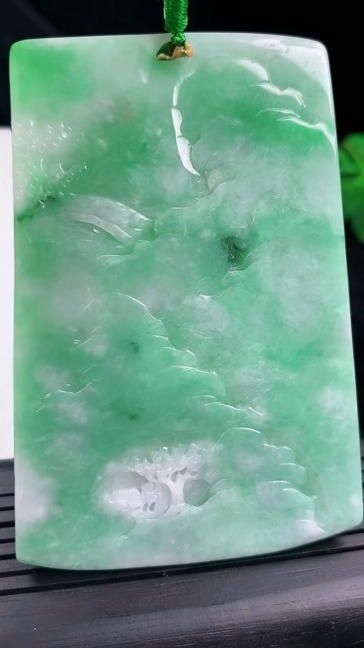 天然A货翡翠山水牌吊坠尺寸71.2-48.6-4.8重量:42.39g
3月13日