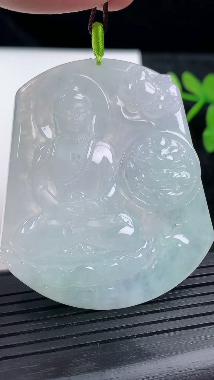 天然A货翡翠大日如来吊坠尺寸55.5-47.4-5.3重量:26.74g
3月13日