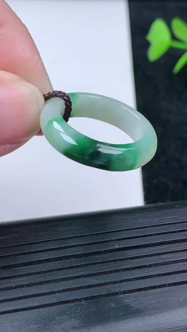 天然A货翡翠指环戒指尺寸18.4-5.5-3.6重量:4.13g2026年3月14日
工厂直销收藏佳品,种好水足，色泽均匀，有种有色，上手高大气！