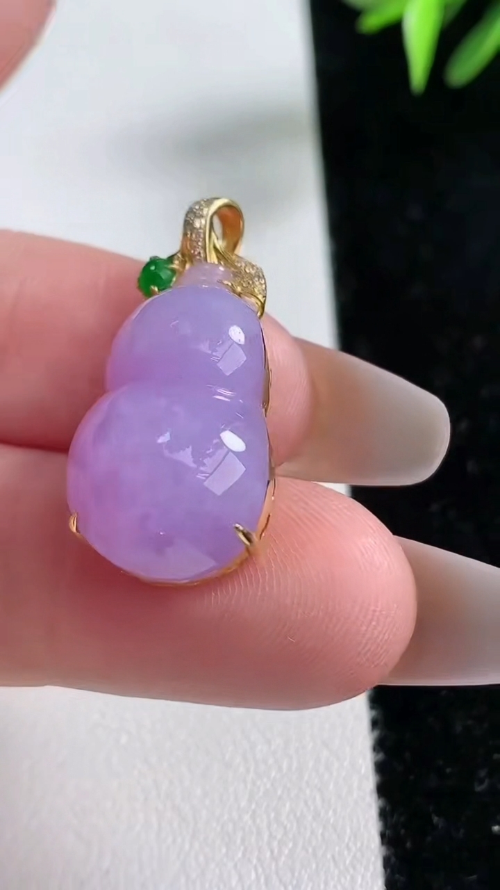 天然A货翡翠18k金紫罗兰葫芦吊坠尺寸22.2-12-8.4，重量:5.28g
3月13日