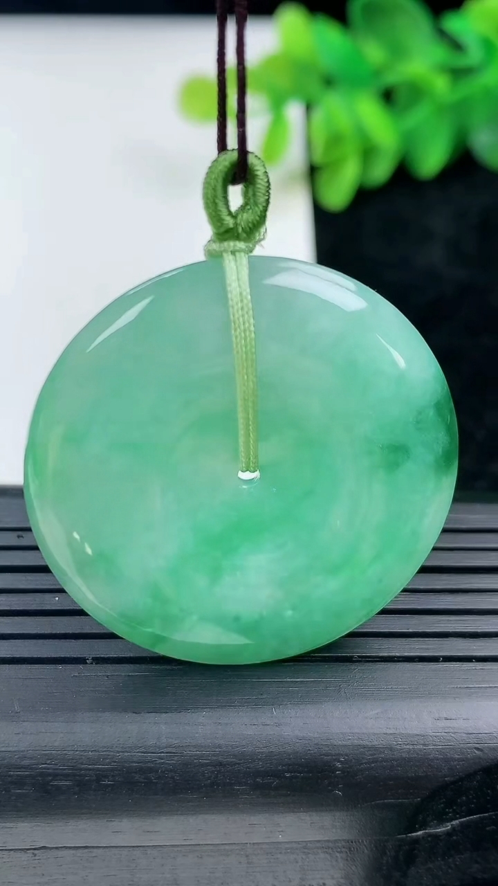 天然A货翡翠平安扣吊坠尺寸36.6-5.4重量:16.43g
3月13日