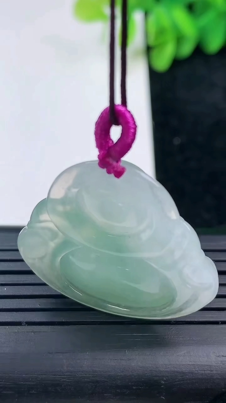 天然A货翡翠佛公吊坠尺寸28.8-31.8-5.7重量:8.12g
3月13日