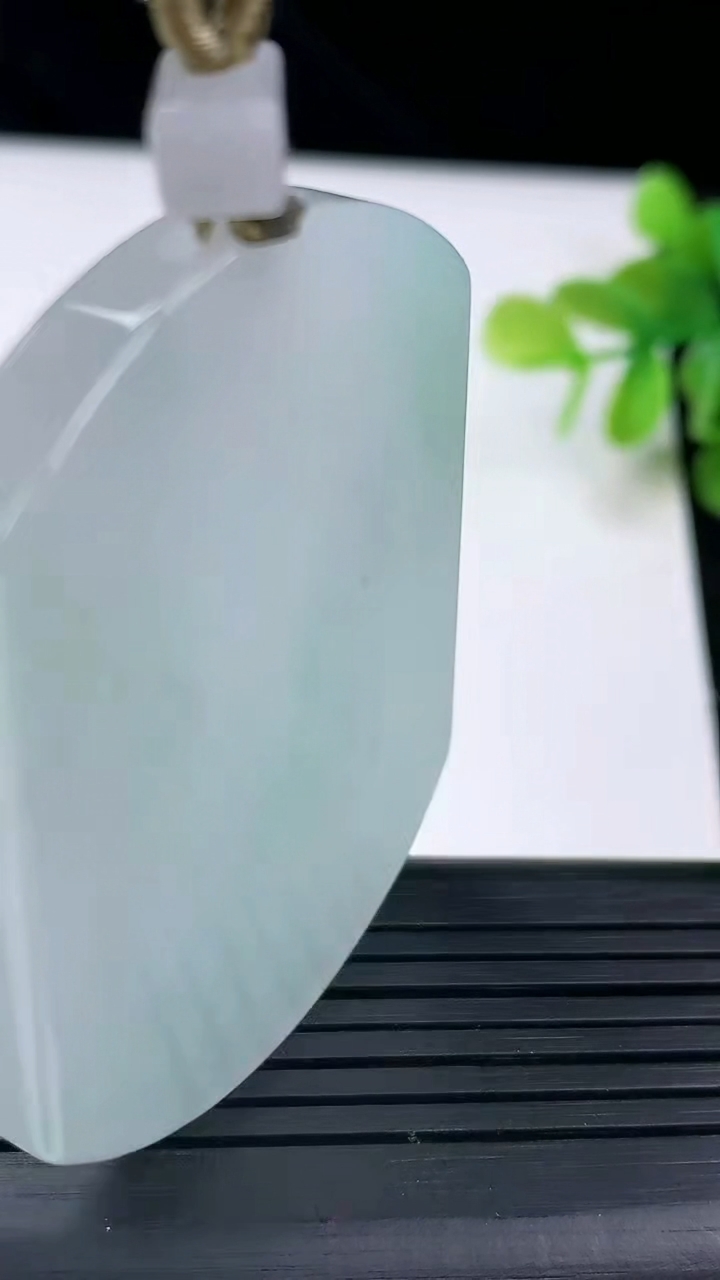 天然A货翡翠无事牌吊坠尺寸52.6-40.7-5.7重量:37.80g
3月13日