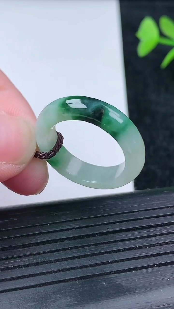 天然A货翡翠指环戒指尺寸18.4-5.5-3.6重量:4.13g2026年3月14日
工厂直销收藏佳