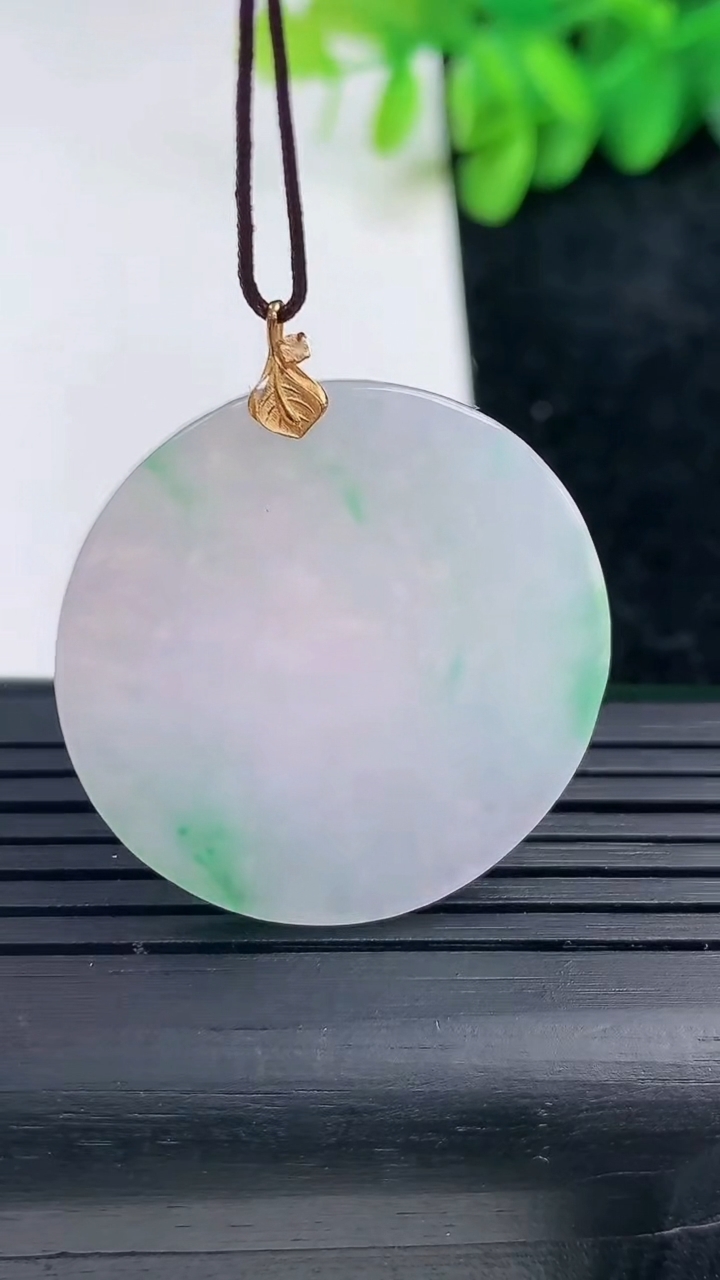 天然A货翡翠无事牌吊坠尺寸30.3-2.1重量:6.09g
3月13日