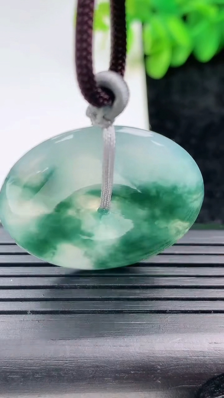 天然A货翡翠飘花平安扣吊坠尺寸33.4-4.9重量:13.67g
3月13日