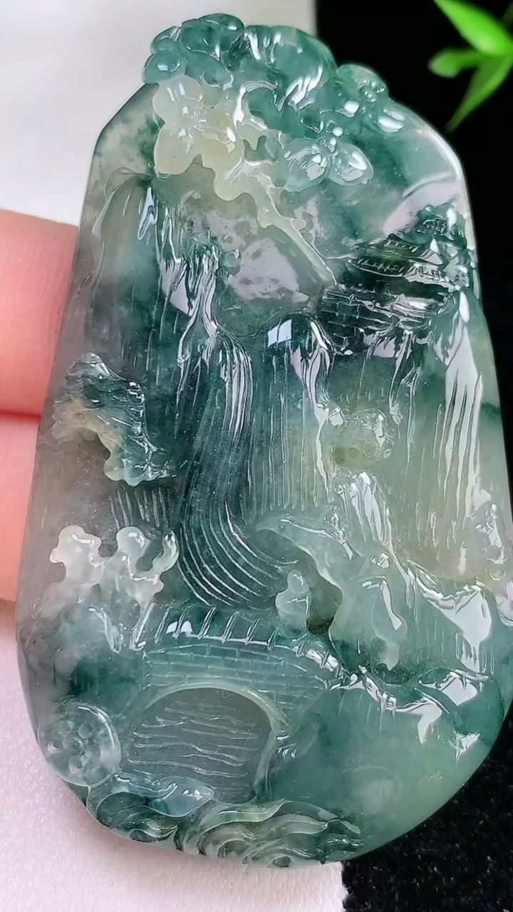 天然A货翡翠牌吊坠，尺寸65-40-10，重:45.00g
3月13日