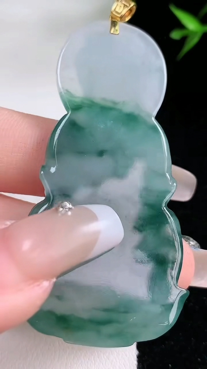 天然A货翡翠种飘花观音菩萨吊坠，尺寸60.5-29.8-6.8，重:22.35g
3月13日